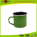 Taza popular del esmalte verde con la mano del esmalte